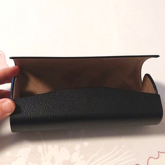 Burberry black glasses case - Picture 6 of 12